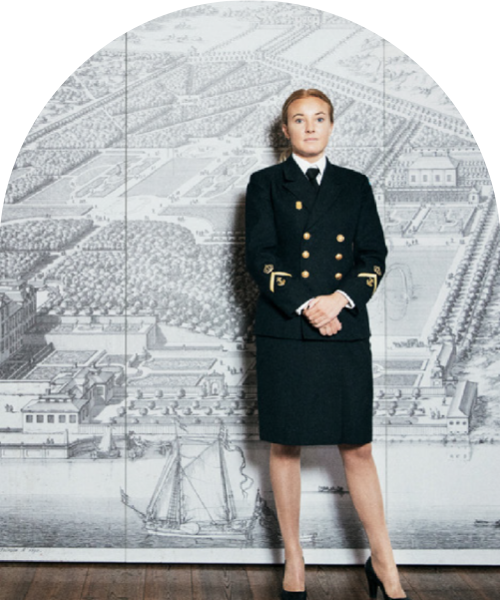 Kvinnlig student i Försvarshögskolans uniform.